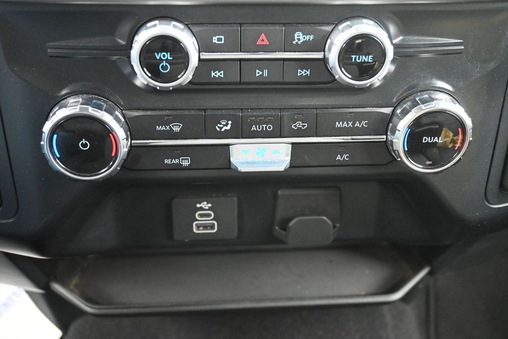 Ford F-150 Vehicle Full-screen Gallery Image 13