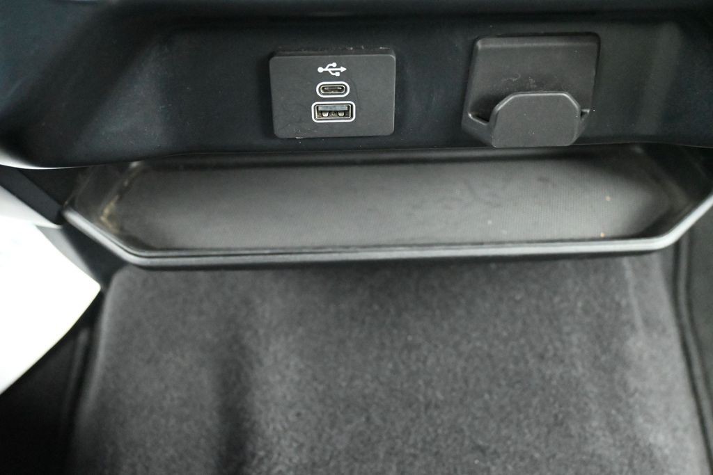 Ford F-150 Vehicle Full-screen Gallery Image 14