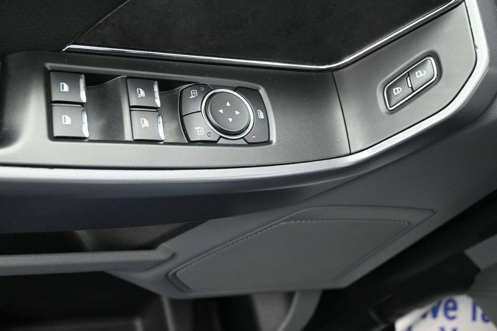 Ford F-150 Vehicle Full-screen Gallery Image 21