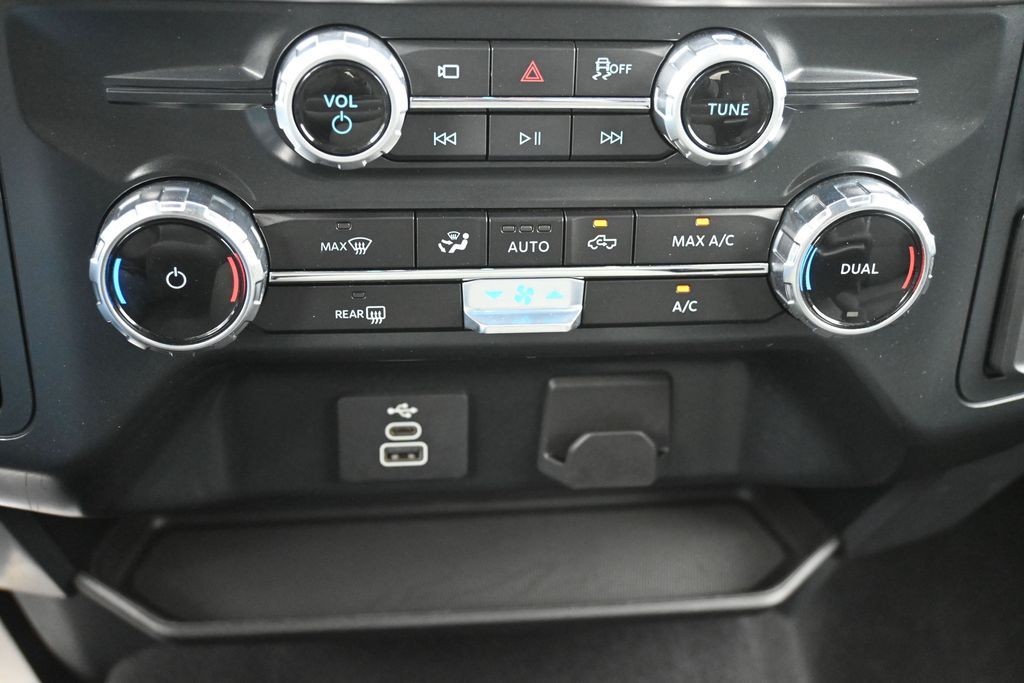 Ford F-150 Vehicle Full-screen Gallery Image 13