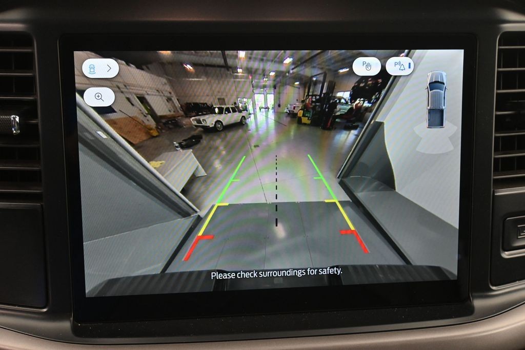 Ford F-150 Vehicle Full-screen Gallery Image 12