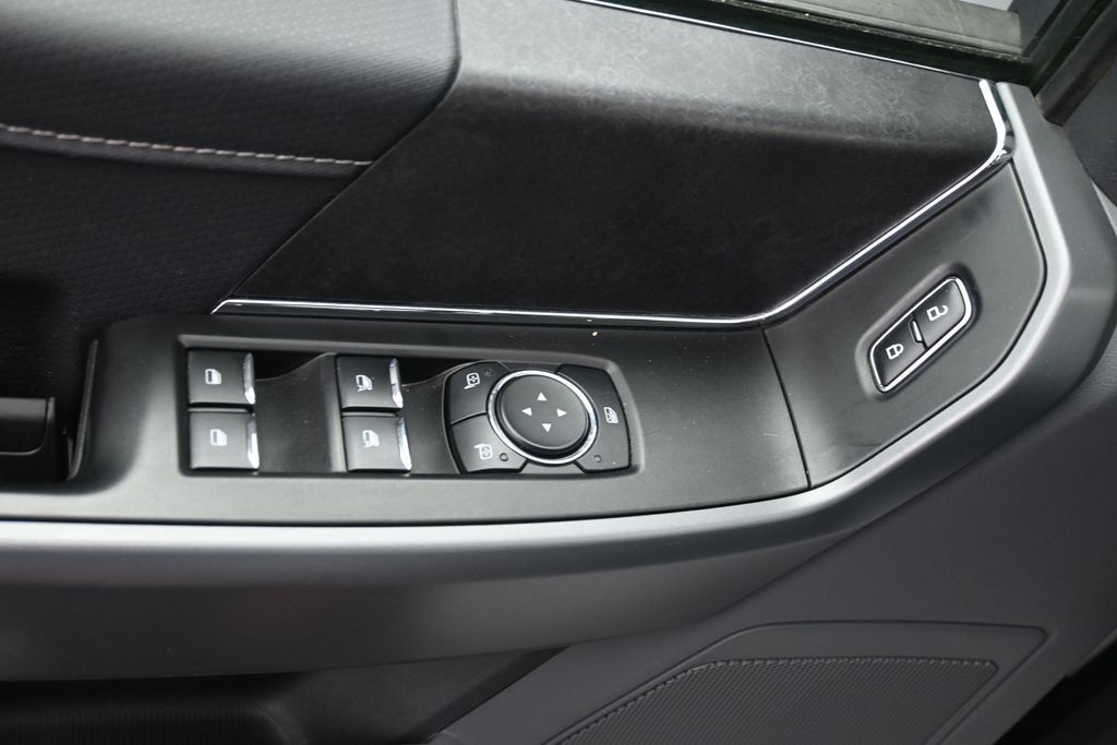 Ford F-150 Vehicle Full-screen Gallery Image 18