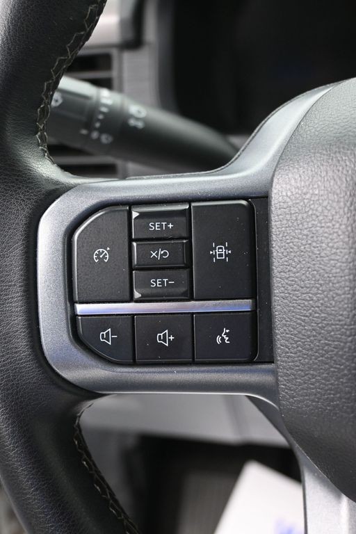 Ford F-150 Vehicle Full-screen Gallery Image 16