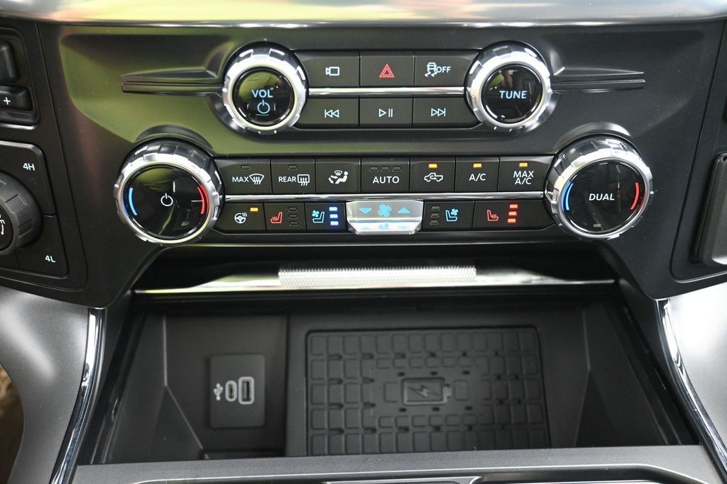 Ford F-150 Vehicle Full-screen Gallery Image 12
