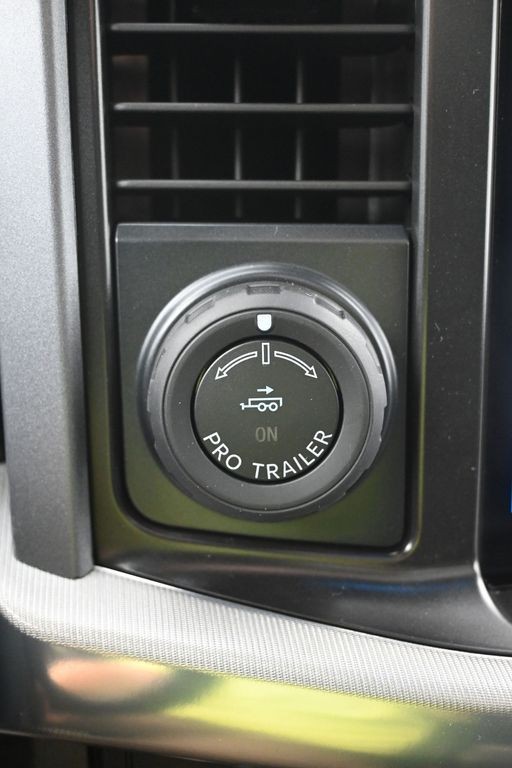 Ford F-150 Vehicle Full-screen Gallery Image 14