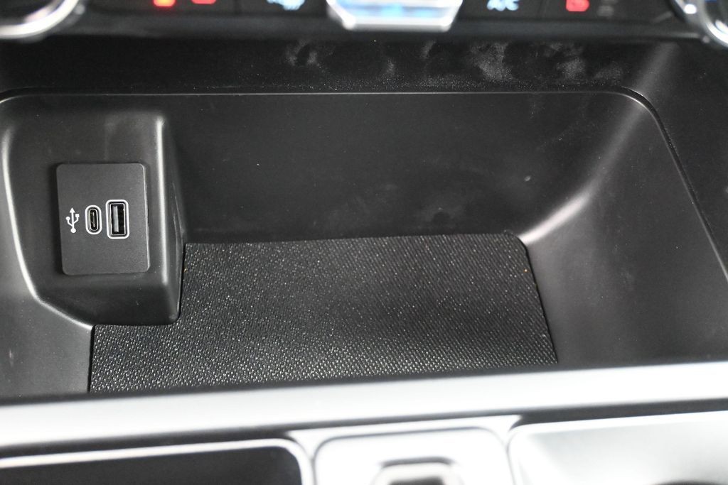 Ford F-150 Vehicle Full-screen Gallery Image 13