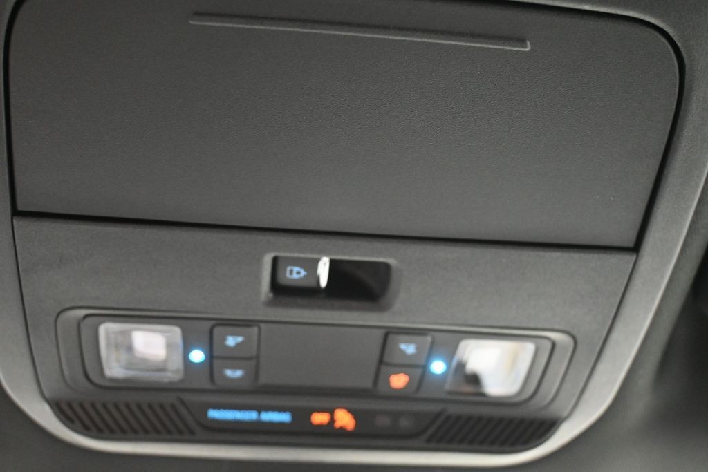 Ford F-150 Vehicle Full-screen Gallery Image 17