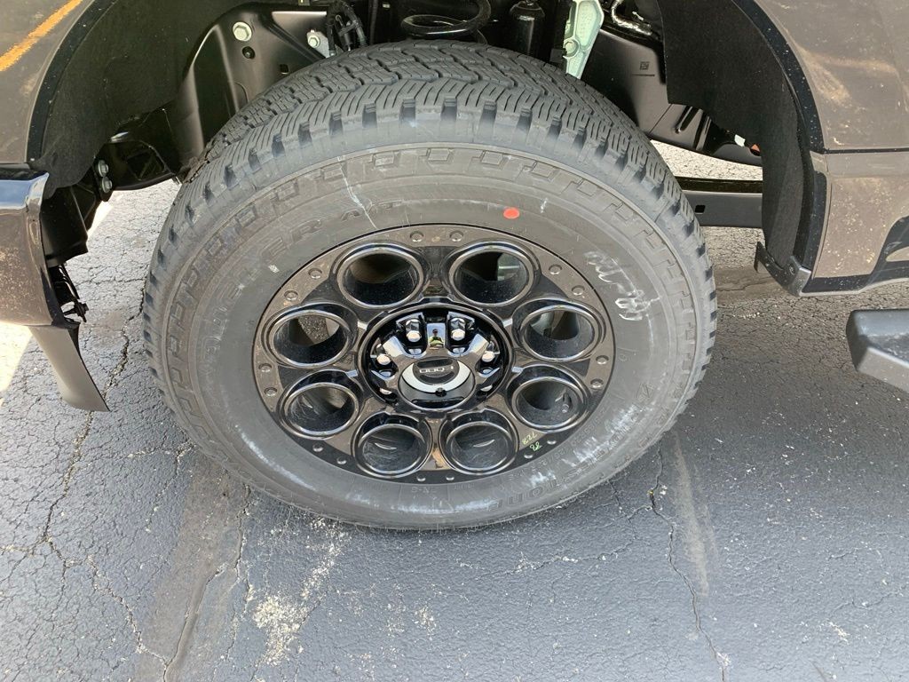 Ford F-250SD Vehicle Full-screen Gallery Image 2