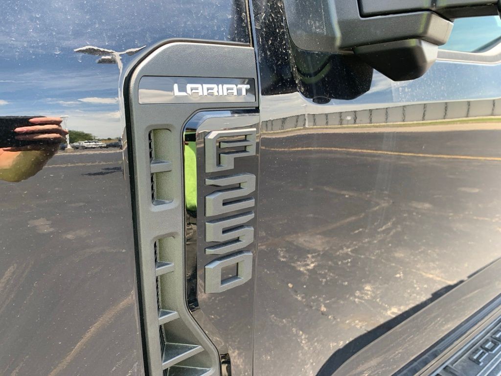 Ford F-250SD Vehicle Full-screen Gallery Image 3