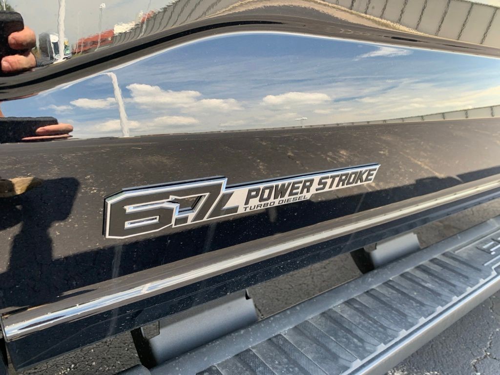Ford F-250SD Vehicle Full-screen Gallery Image 4