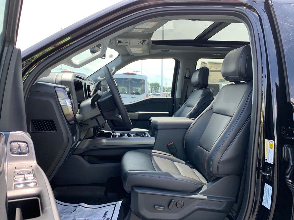 Ford F-250SD Vehicle Full-screen Gallery Image 5