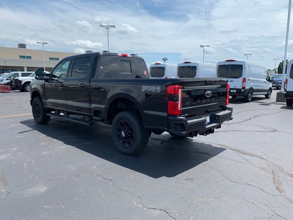 Ford F-250SD Vehicle Full-screen Gallery Image 7
