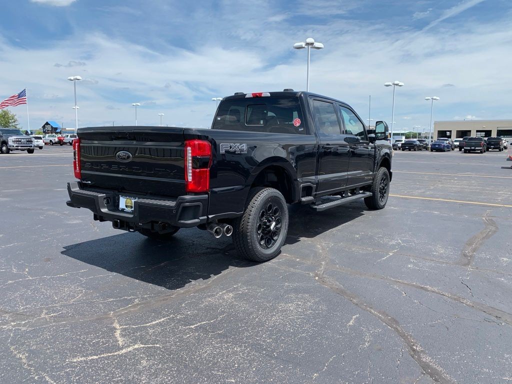 Ford F-250SD Vehicle Full-screen Gallery Image 8