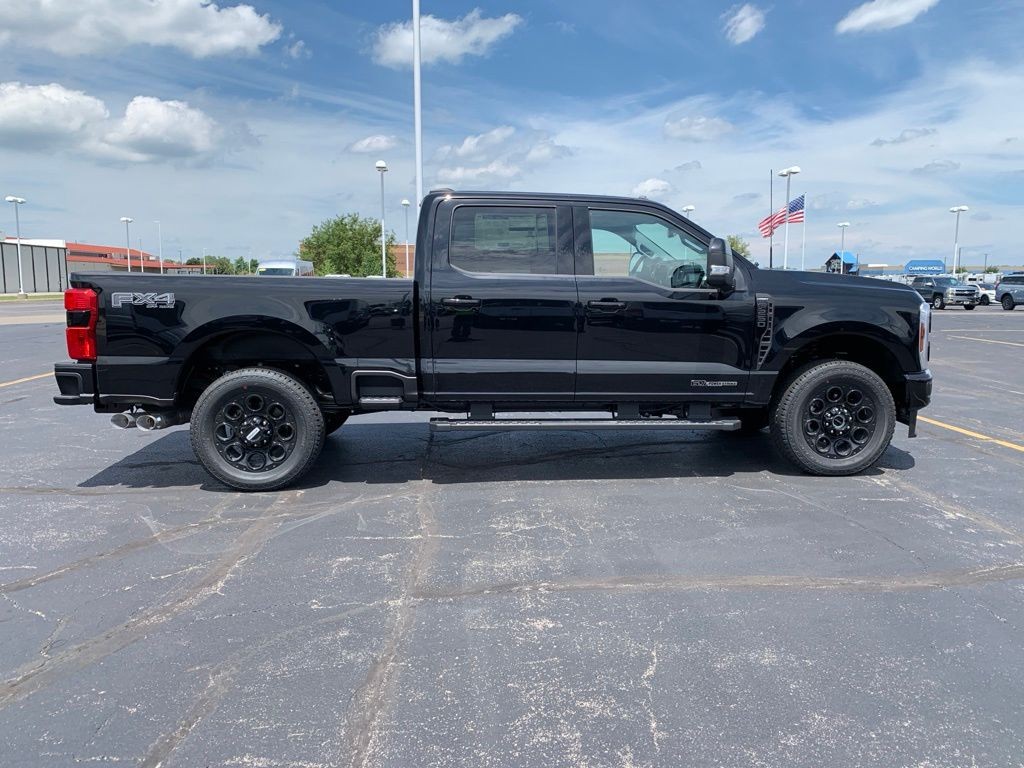 Ford F-250SD Vehicle Full-screen Gallery Image 9