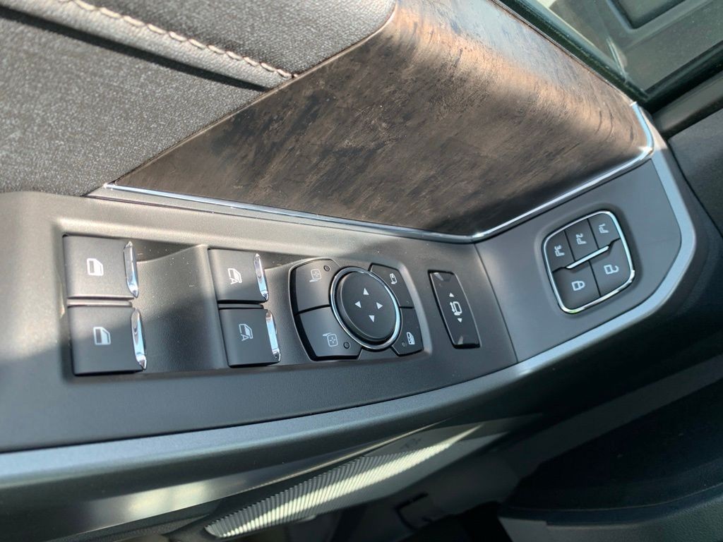 Ford F-250SD Vehicle Full-screen Gallery Image 11