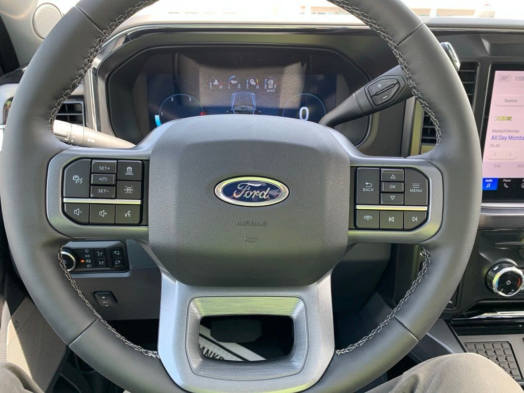 Ford F-250SD Vehicle Full-screen Gallery Image 12