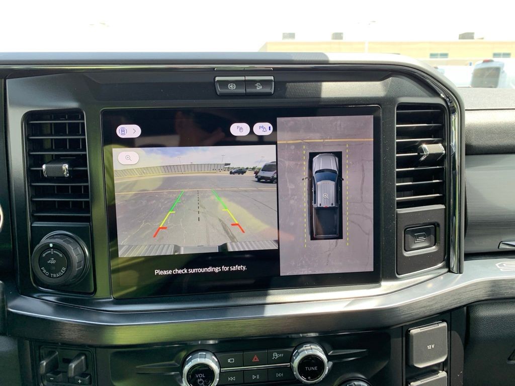Ford F-250SD Vehicle Full-screen Gallery Image 15