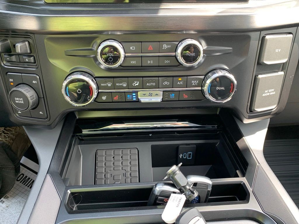 Ford F-250SD Vehicle Full-screen Gallery Image 16