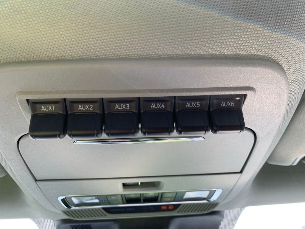 Ford F-250SD Vehicle Full-screen Gallery Image 17