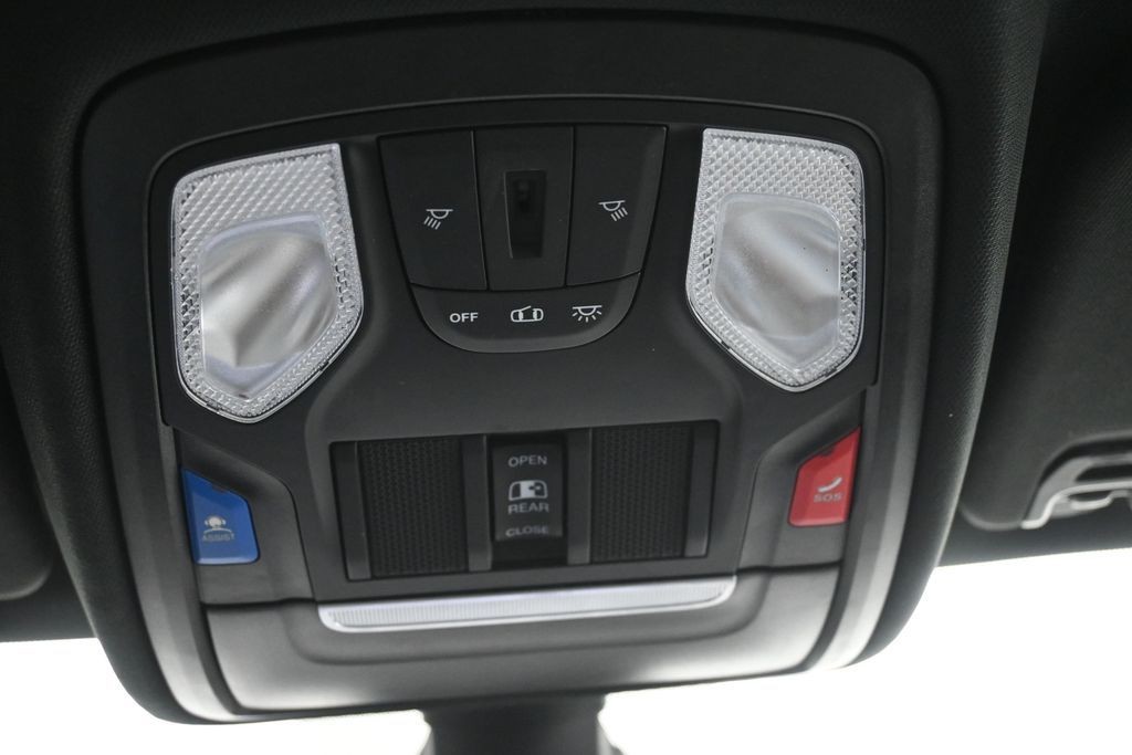 Ram 1500 Vehicle Full-screen Gallery Image 17