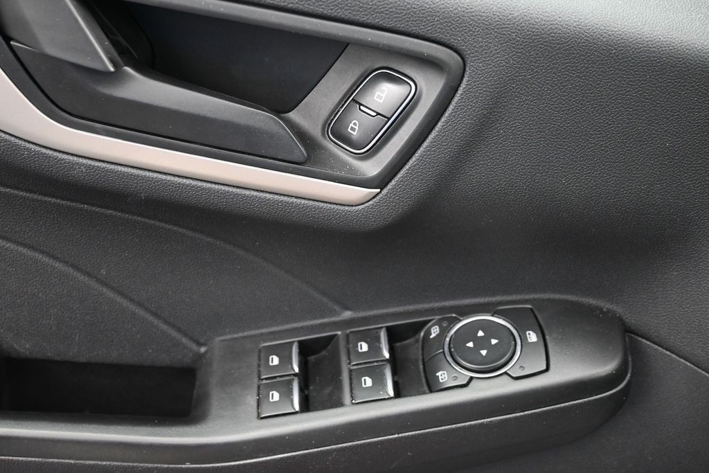 Ford Escape Vehicle Full-screen Gallery Image 20