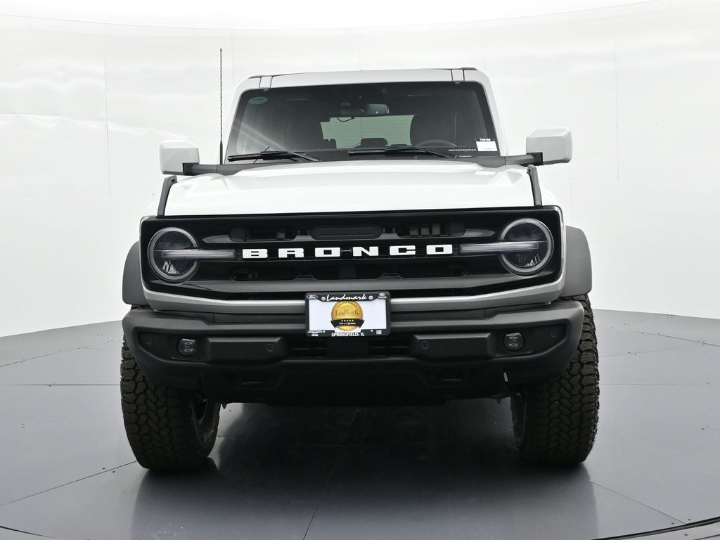 Ford Bronco Vehicle Full-screen Gallery Image 3