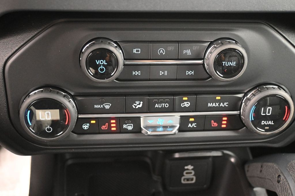 Ford Bronco Vehicle Full-screen Gallery Image 14