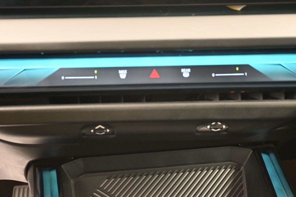 BMW X3 Vehicle Full-screen Gallery Image 13
