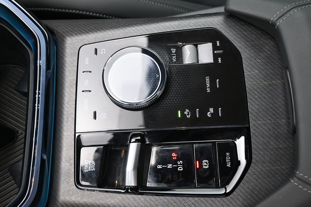 BMW X3 Vehicle Full-screen Gallery Image 14