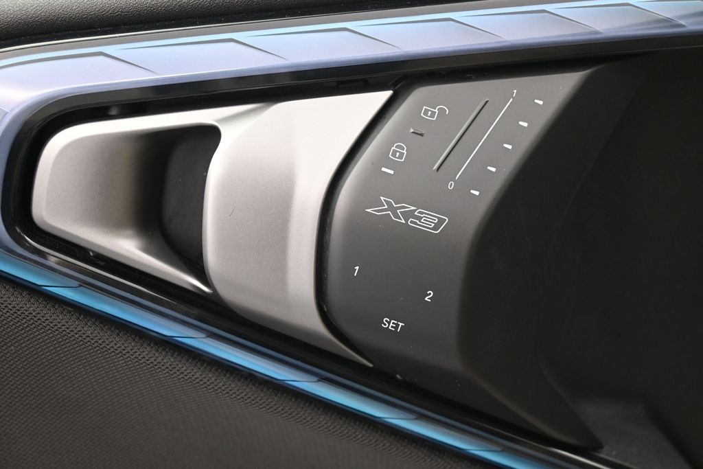 BMW X3 Vehicle Full-screen Gallery Image 17