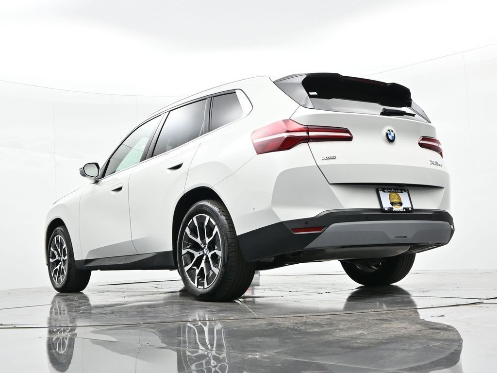 BMW X3 Vehicle Full-screen Gallery Image 23
