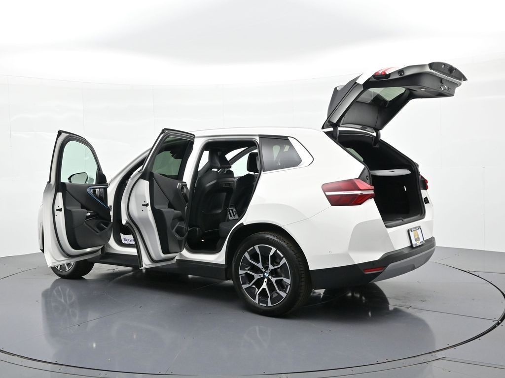 BMW X3 Vehicle Full-screen Gallery Image 28