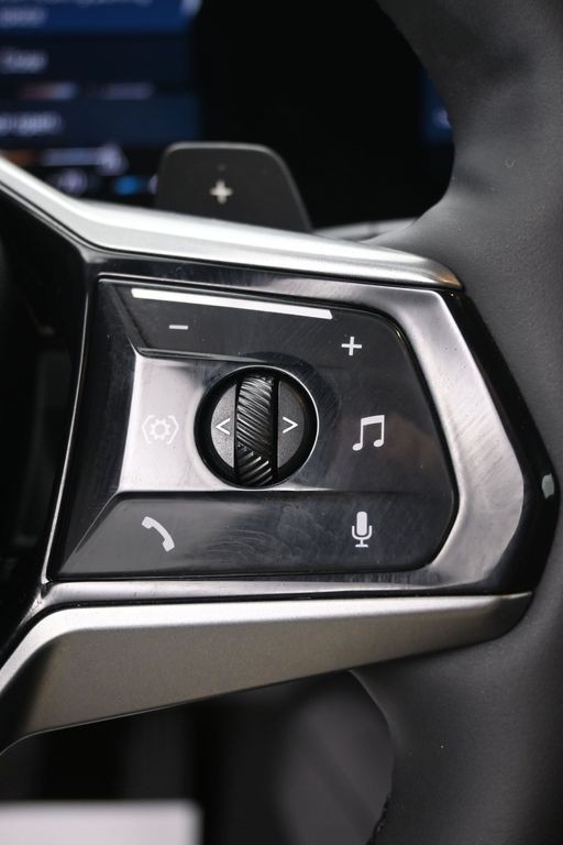 BMW X3 Vehicle Full-screen Gallery Image 15