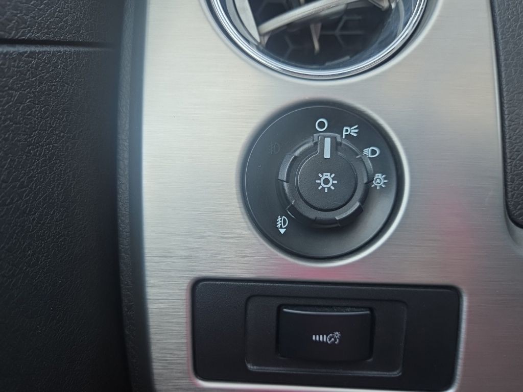 Ford F-150 Vehicle Full-screen Gallery Image 12