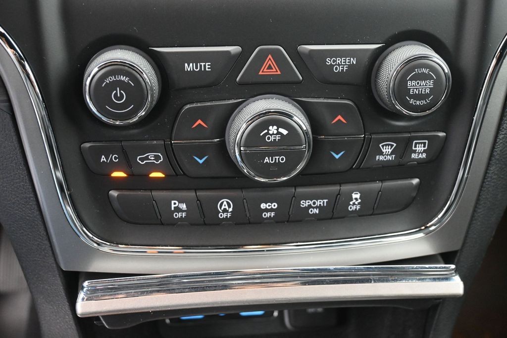 Jeep Grand Cherokee Vehicle Full-screen Gallery Image 13