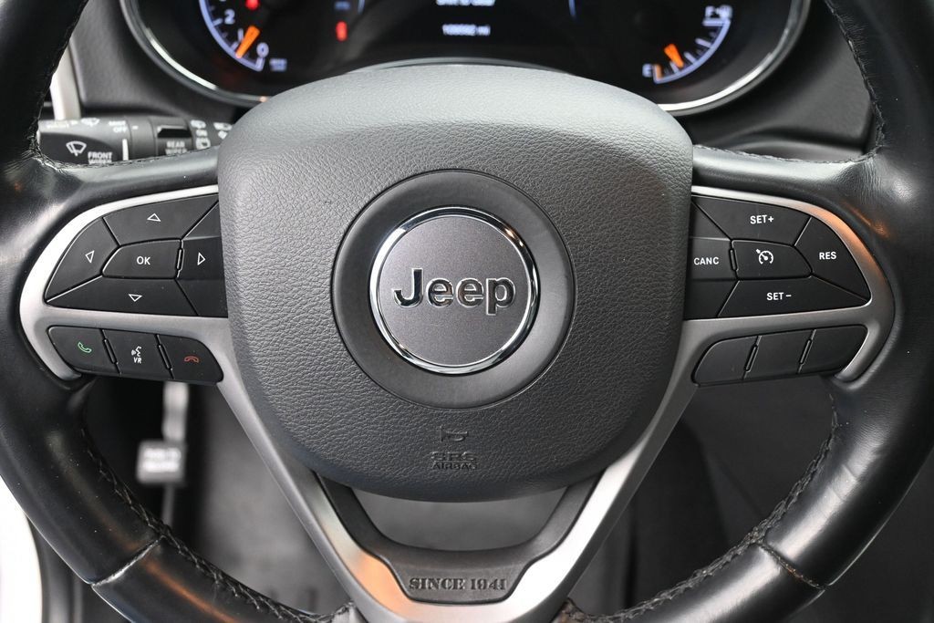 Jeep Grand Cherokee Vehicle Full-screen Gallery Image 16