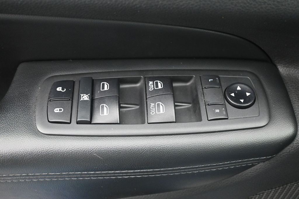 Jeep Grand Cherokee Vehicle Full-screen Gallery Image 18