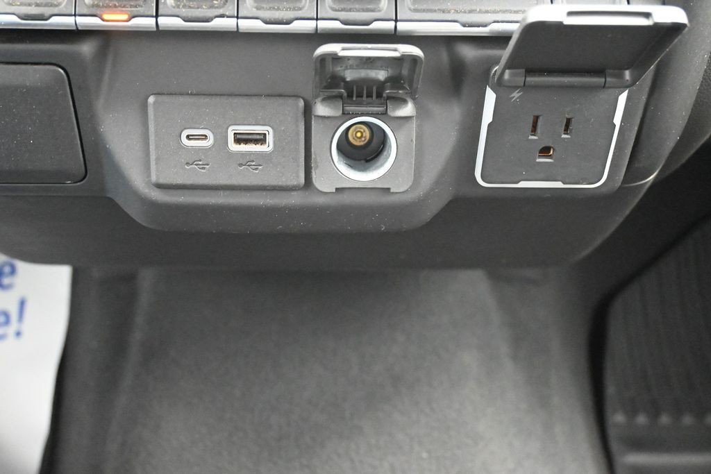 Chevrolet Silverado 1500 Vehicle Full-screen Gallery Image 15
