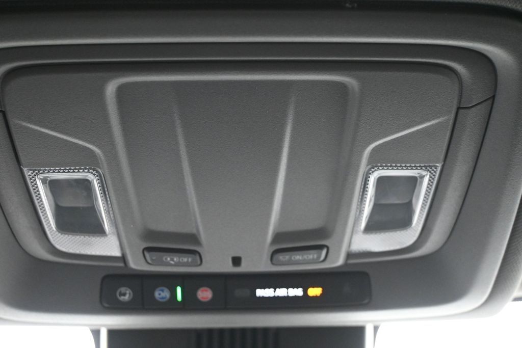 Chevrolet Silverado 1500 Vehicle Full-screen Gallery Image 16