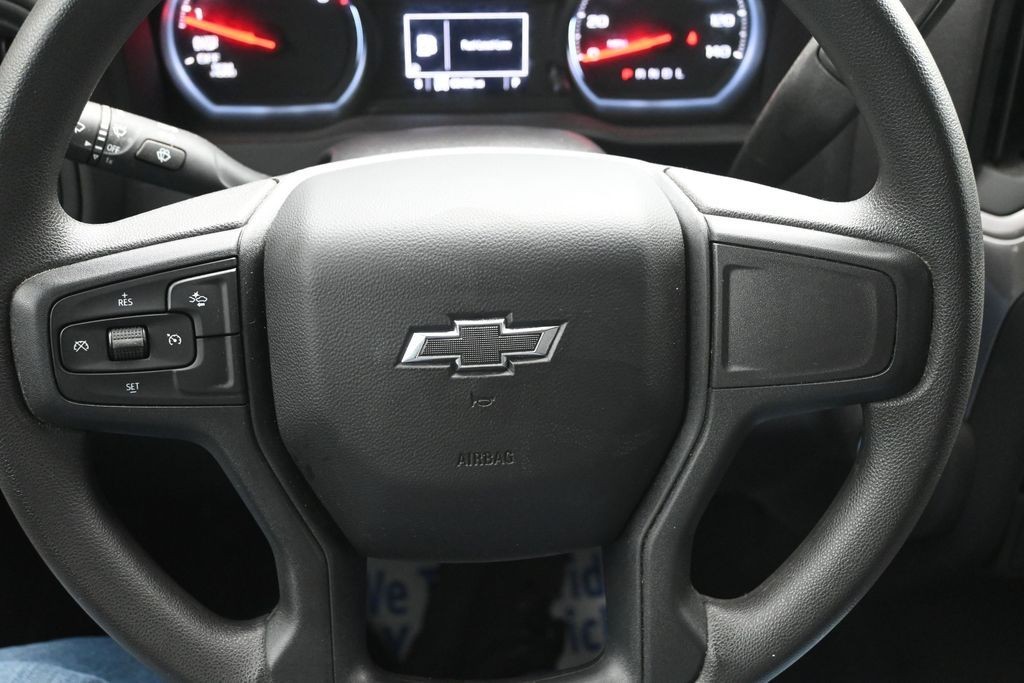 Chevrolet Silverado 1500 Vehicle Full-screen Gallery Image 18