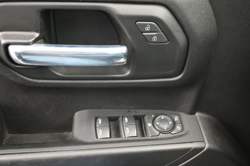 Chevrolet Silverado 1500 Vehicle Full-screen Gallery Image 21