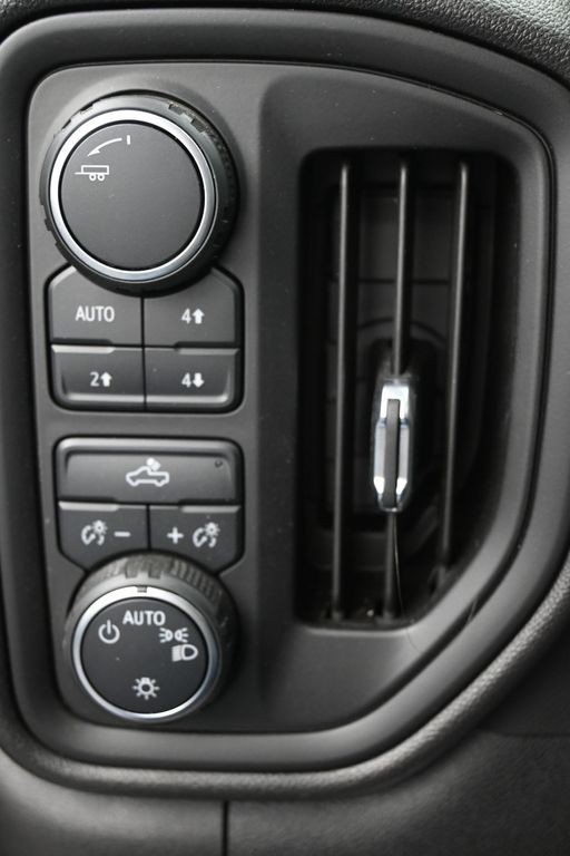 Chevrolet Silverado 1500 Vehicle Full-screen Gallery Image 19