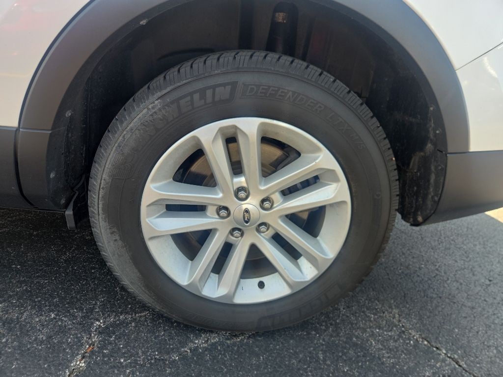 Ford Explorer Vehicle Full-screen Gallery Image 4