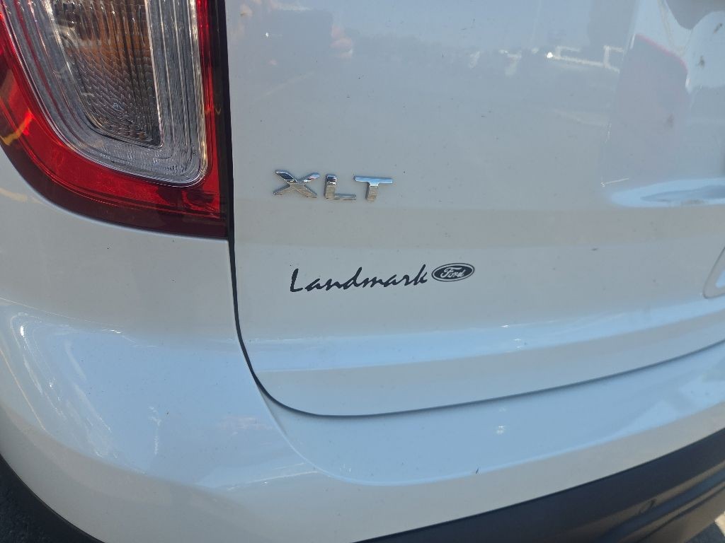 Ford Explorer Vehicle Full-screen Gallery Image 5