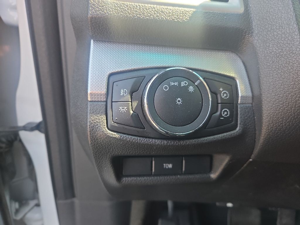 Ford Explorer Vehicle Full-screen Gallery Image 11