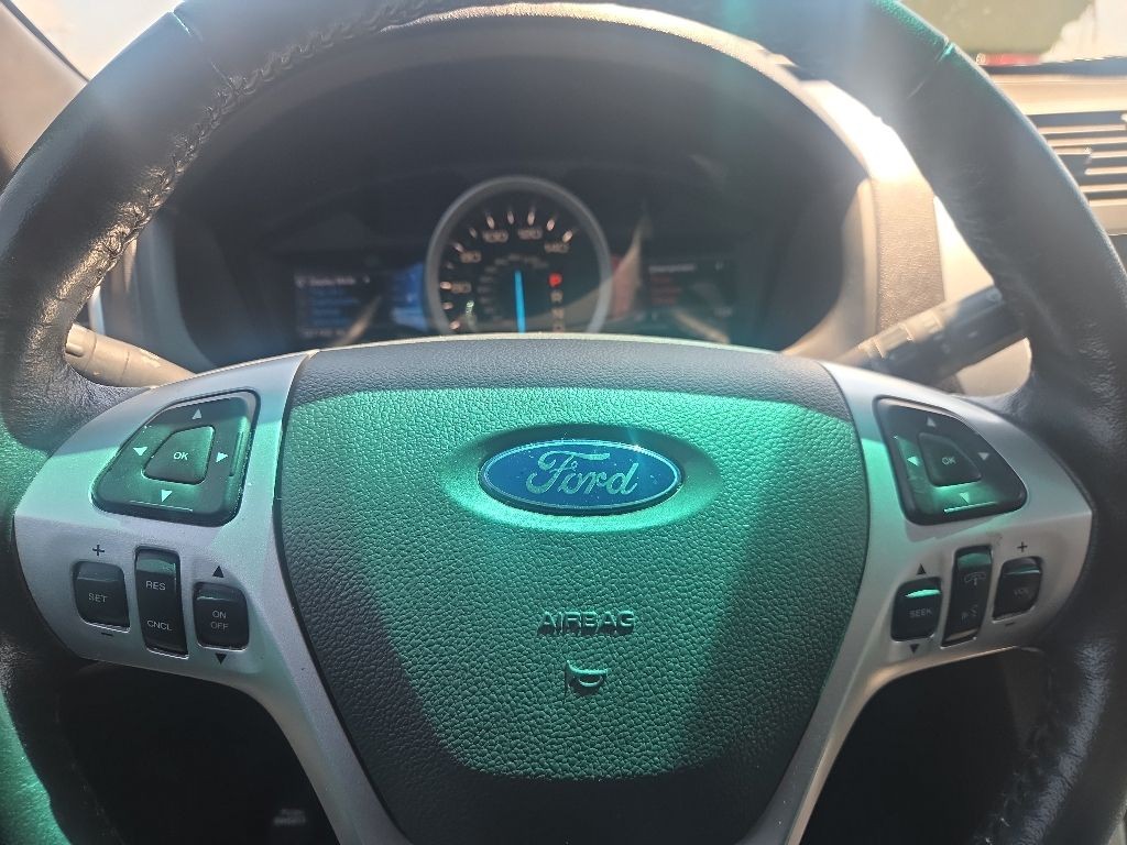 Ford Explorer Vehicle Full-screen Gallery Image 13
