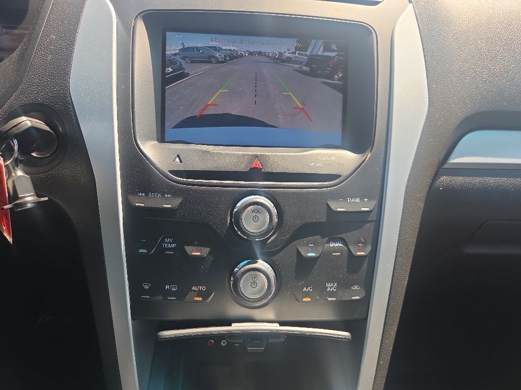 Ford Explorer Vehicle Full-screen Gallery Image 15