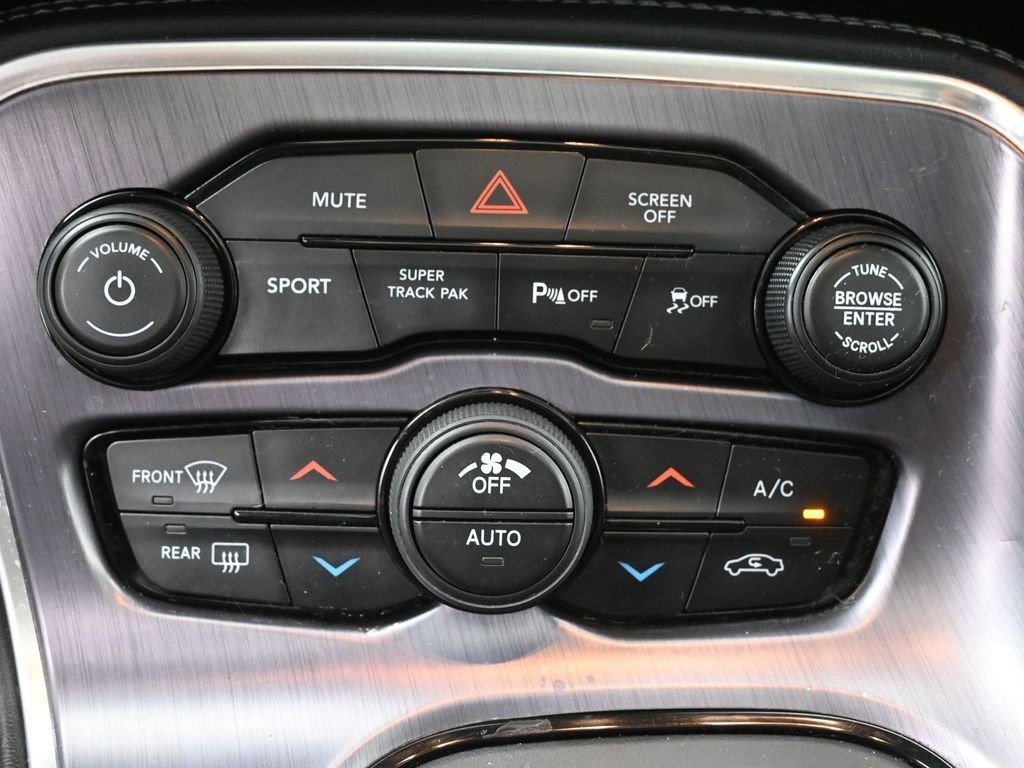 Dodge Challenger Vehicle Full-screen Gallery Image 13