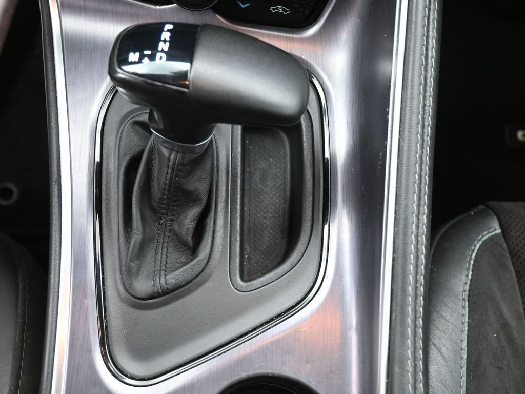 Dodge Challenger Vehicle Full-screen Gallery Image 14