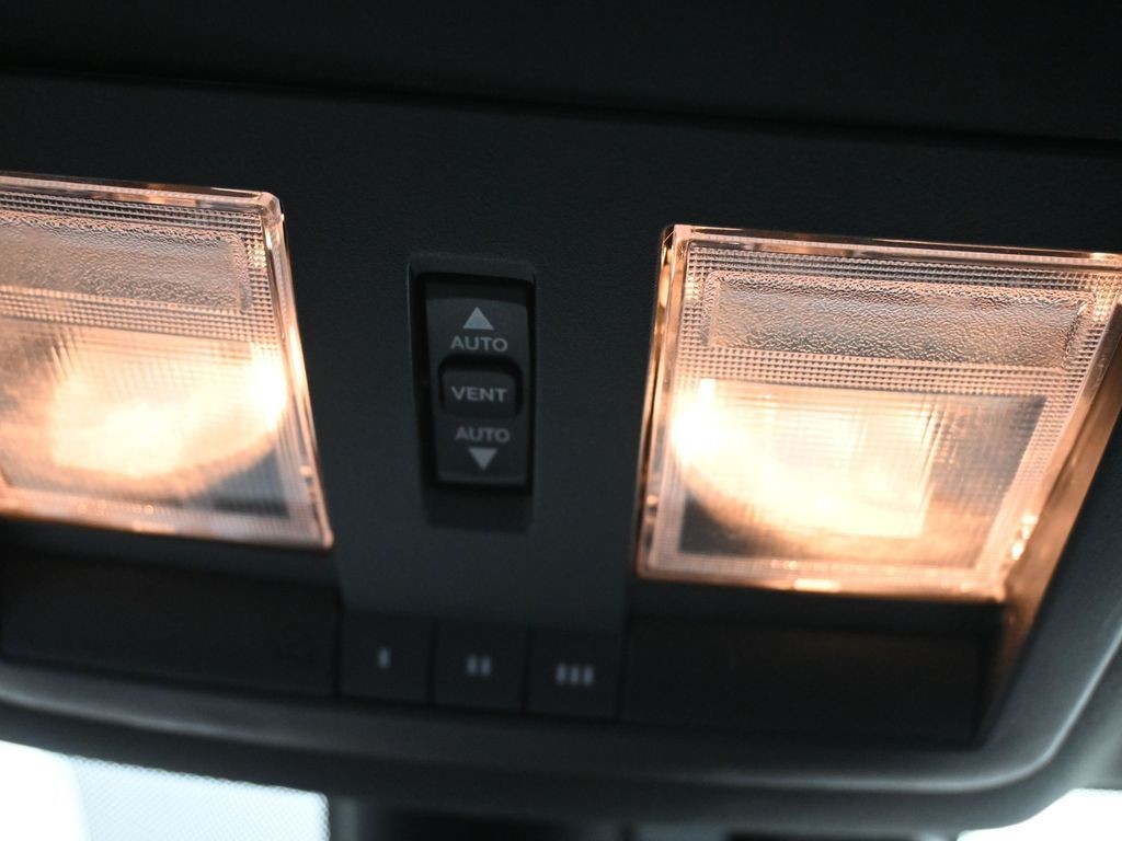 Dodge Challenger Vehicle Full-screen Gallery Image 15